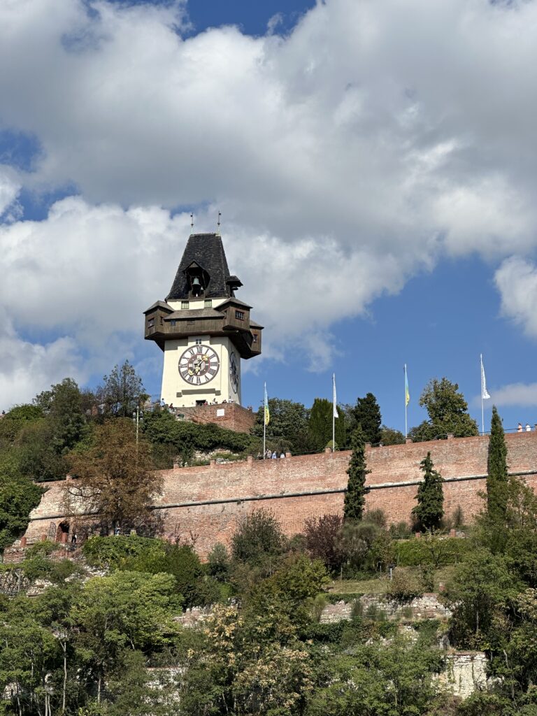 Der Uhrturm Graz mit der Bürgerbastei