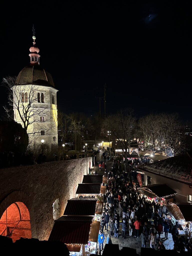 Glockenturm Graz ist bei Nacht beleuchtet