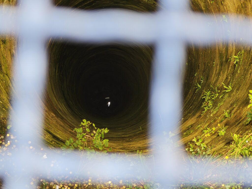 Blick in den tiefen Schacht des Türkenbrunnen