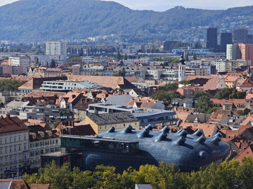 Das Kunsthaus Graz mit den 16 "Nozzles" auf dem Dach und der "Needle" an der Seite