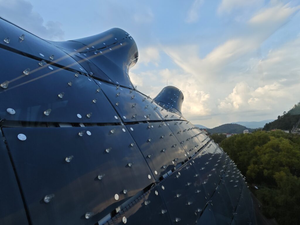 Die Fassade des Kunsthaus Graz aus vielen einzelnen Platten