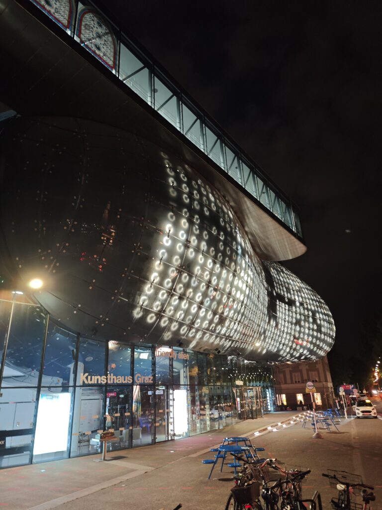 Die beleuchtete Außenfassade des Kunsthaus Graz