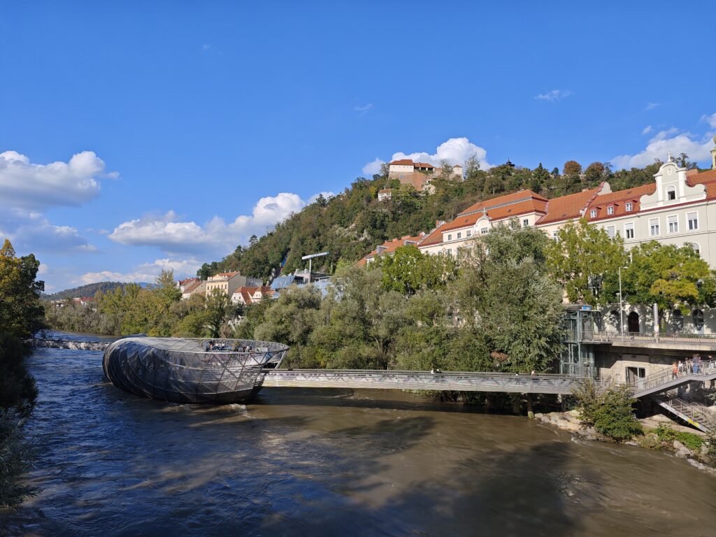 Die Murinsel mit dem Schlossberg im Hintergrund