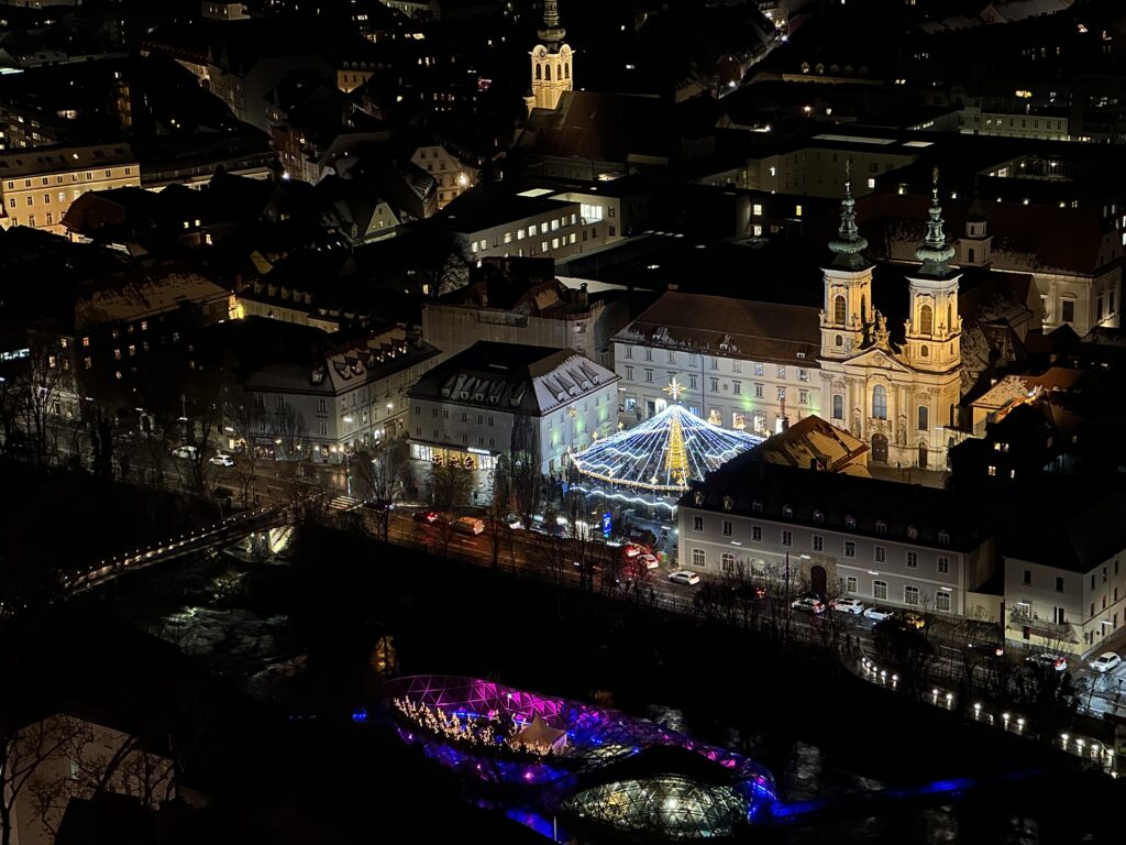 Nachts wird die Murinsel beleuchtet