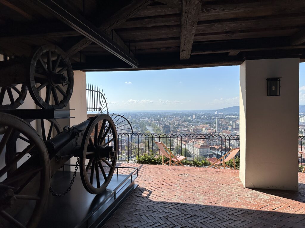 Aus der Kanonenhütte hast du einen tollen Blick über die Stadt