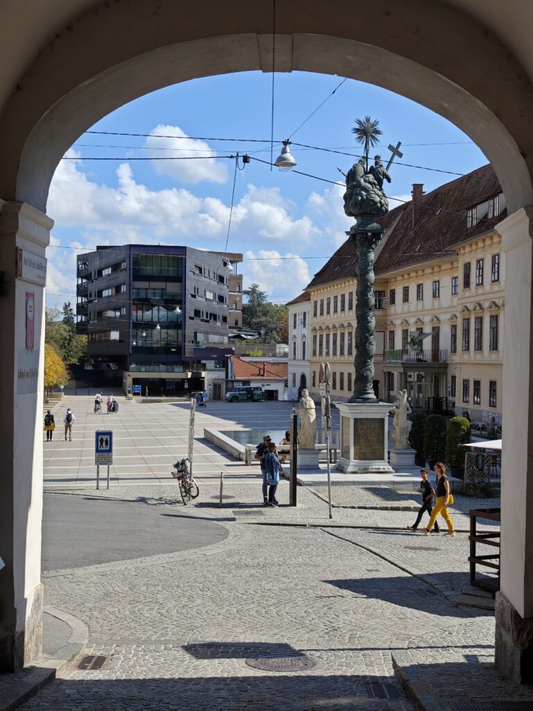 Auf den Schlossberg vom Karmeliterplatz