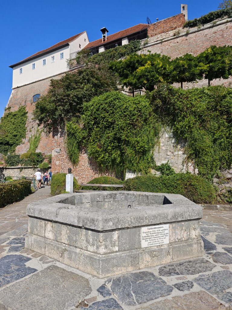 Am Schlossberg befindet sich der Türkenbrunnen