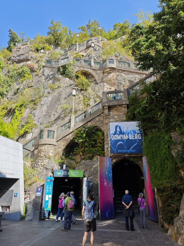 Am Ende des Schlossbergplatz beginnt der Schlossbergtunnel