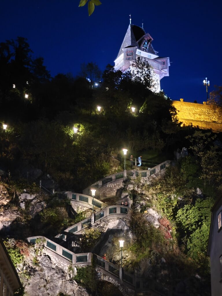 Die Schlossbergstiege wird nachts beleuchtet