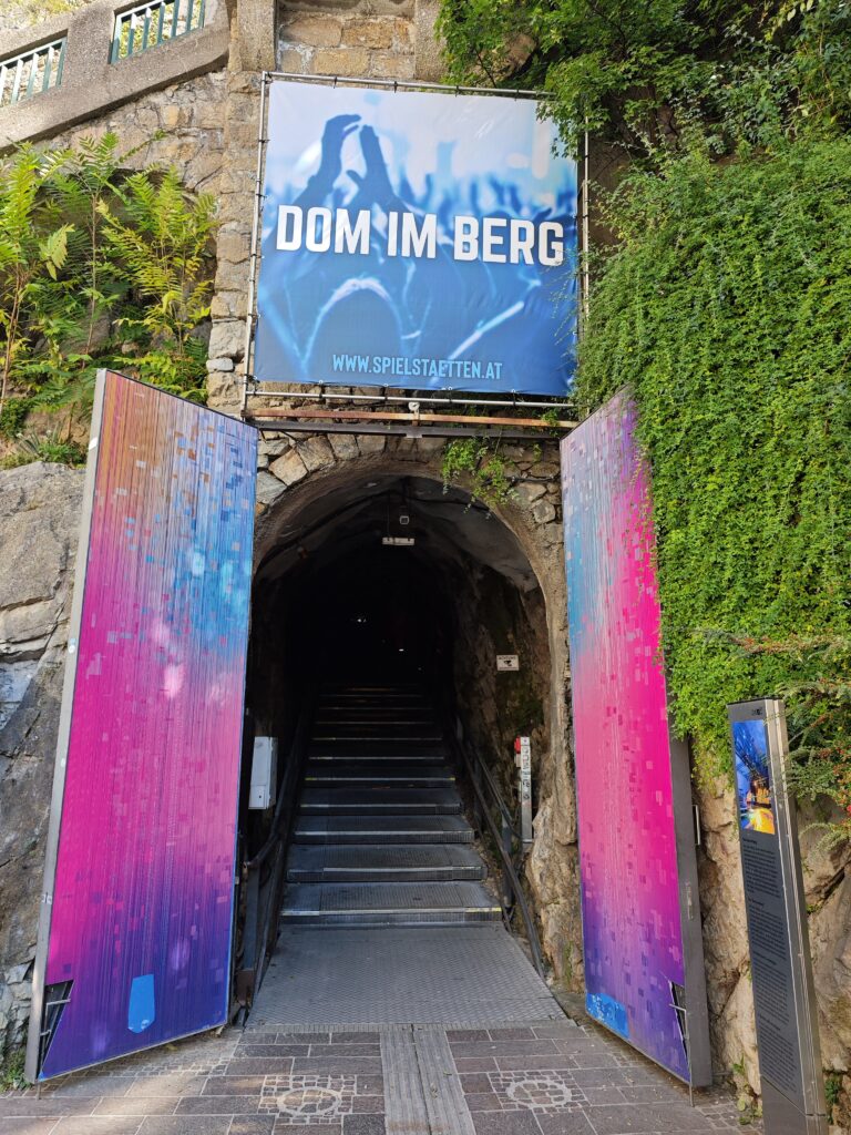 Der Schlossbergtunnel Eingang