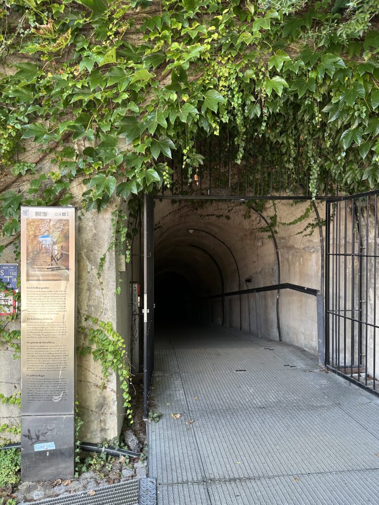 Einer der beiden Eingänge zum Schlossbergtunnel