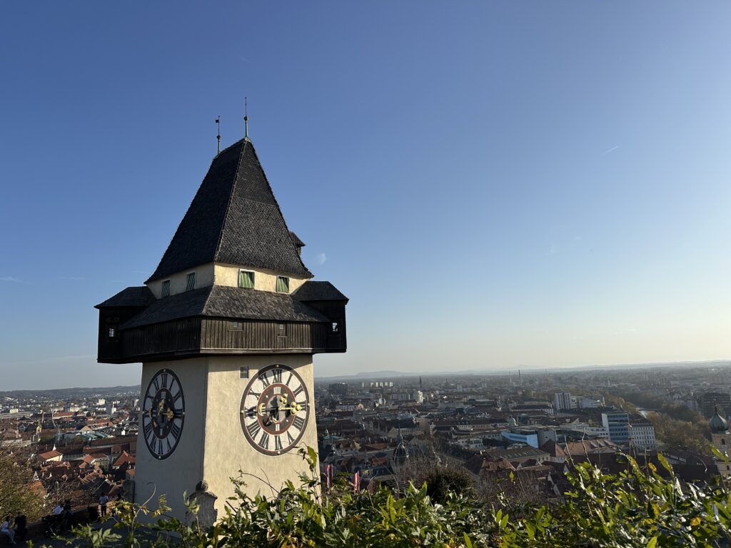 Uhrturm Graz mit Blick auf die Stadt